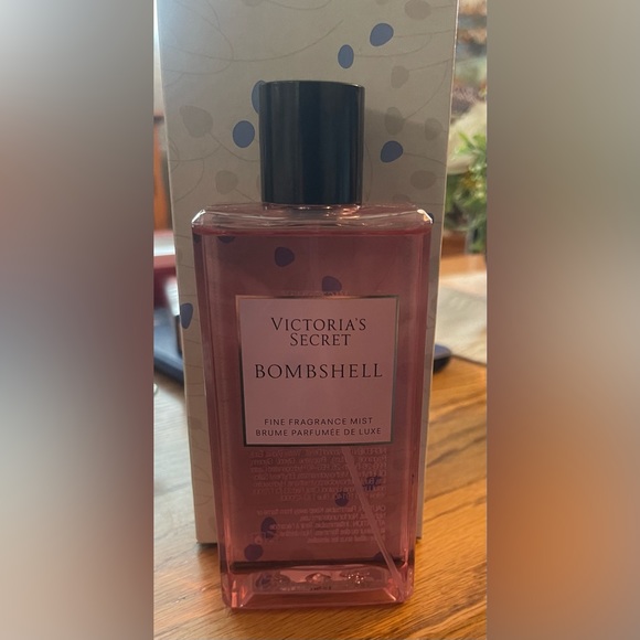 Victoria’s Secret Bombshell - Picture 3 of 3